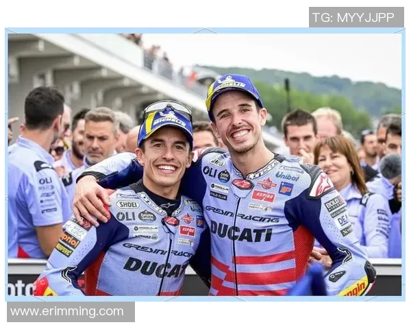 马奎斯与足球明星亲密合影展现体育精神与友谊的完美结合